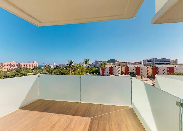 Spacious With Private Washer/dryer, Views, And Shared Pool
