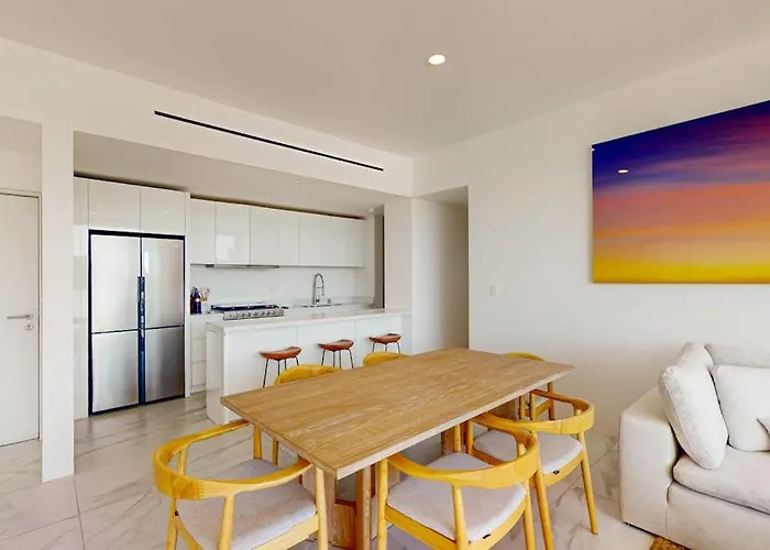 Spacious With Private Washer/dryer, Views, And Shared Pool *